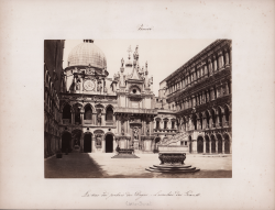                   Venise - La tour des palais...
              